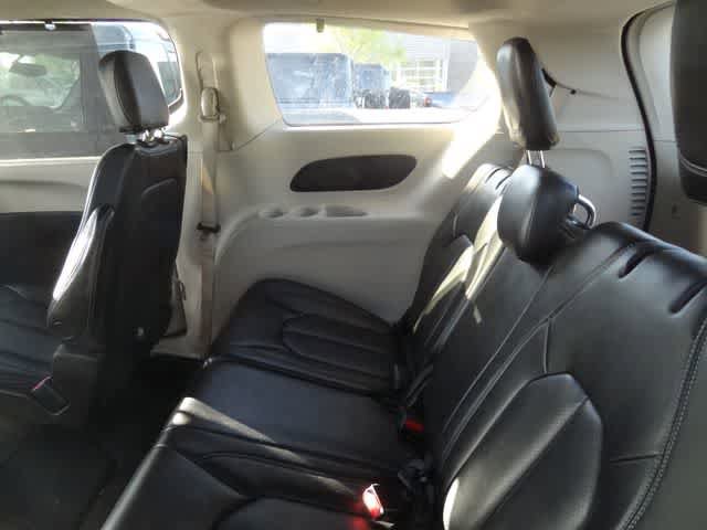 Used 2023 Chrysler Pacifica Touring-L FWD image 7