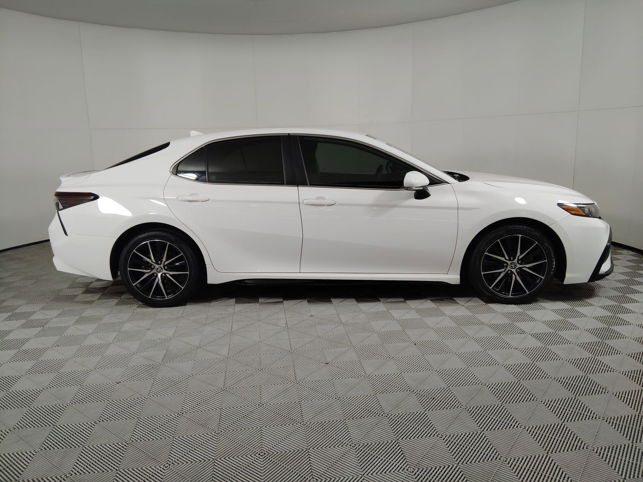 Used 2022 Toyota Camry SE image 8