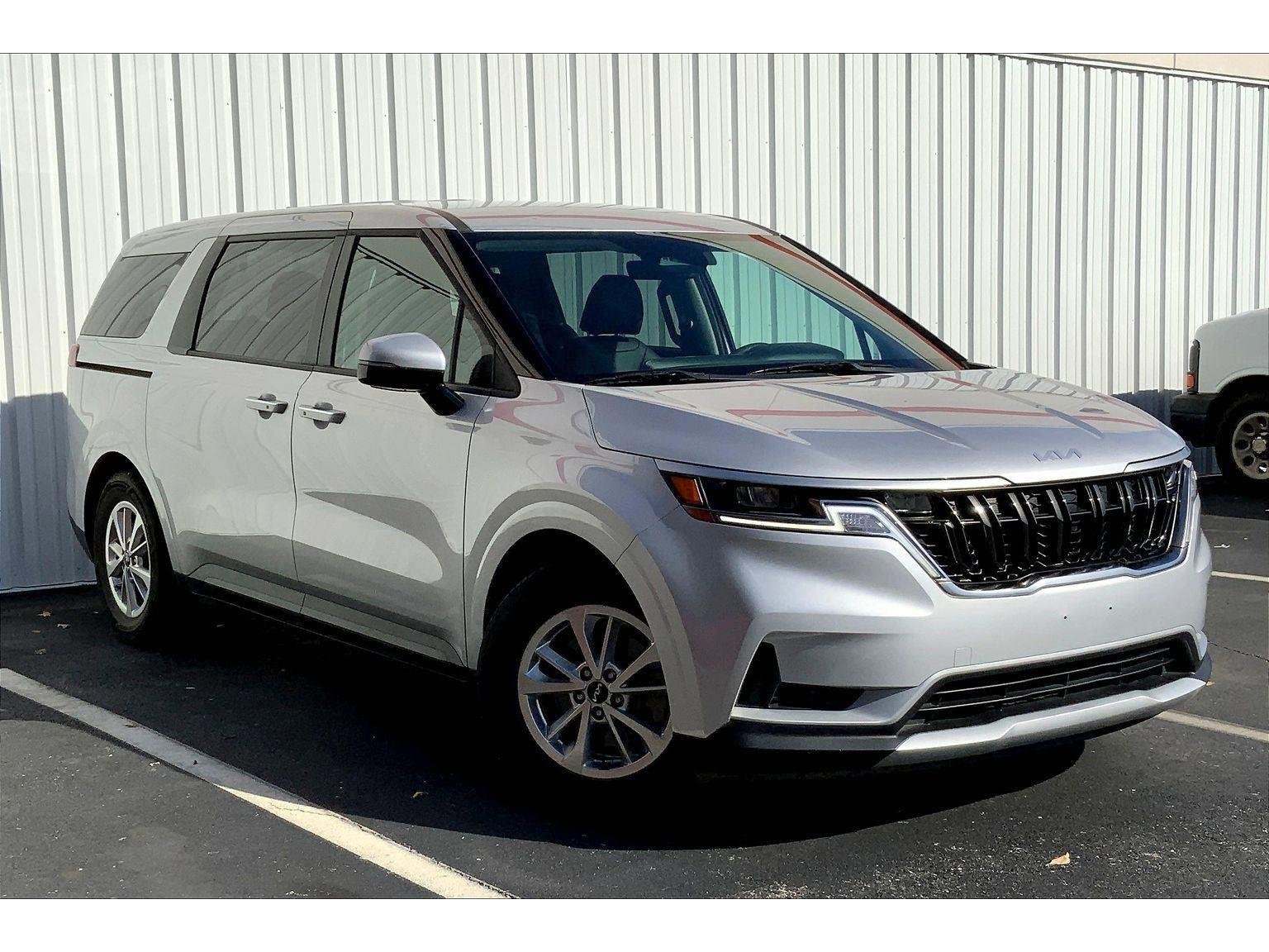 Used 2023 Kia Carnival LX image 33