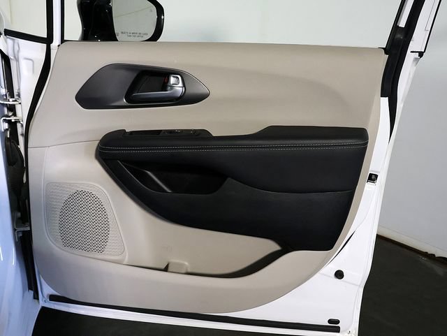 Used 2024 Chrysler Pacifica Touring-L FWD image 31