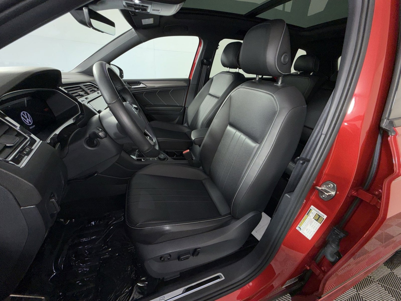 Used 2024 Volkswagen Tiguan SE R-Line AWD/4WD image 13