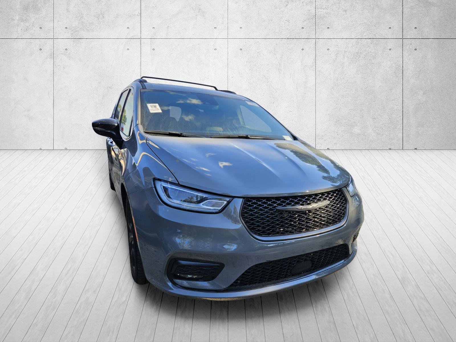 Used 2025 Chrysler Pacifica Limited FWD image 3