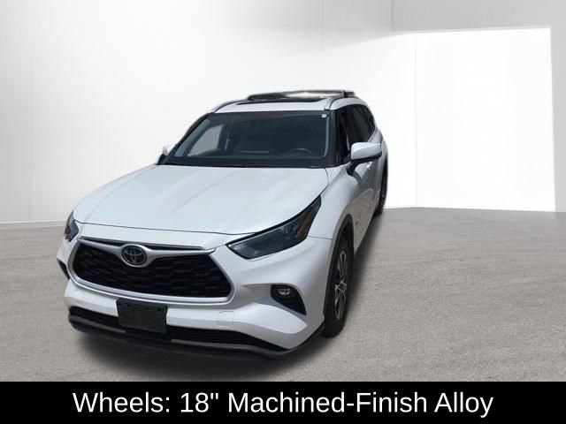 Used 2022 Toyota Highlander XLE AWD/4WD image 14