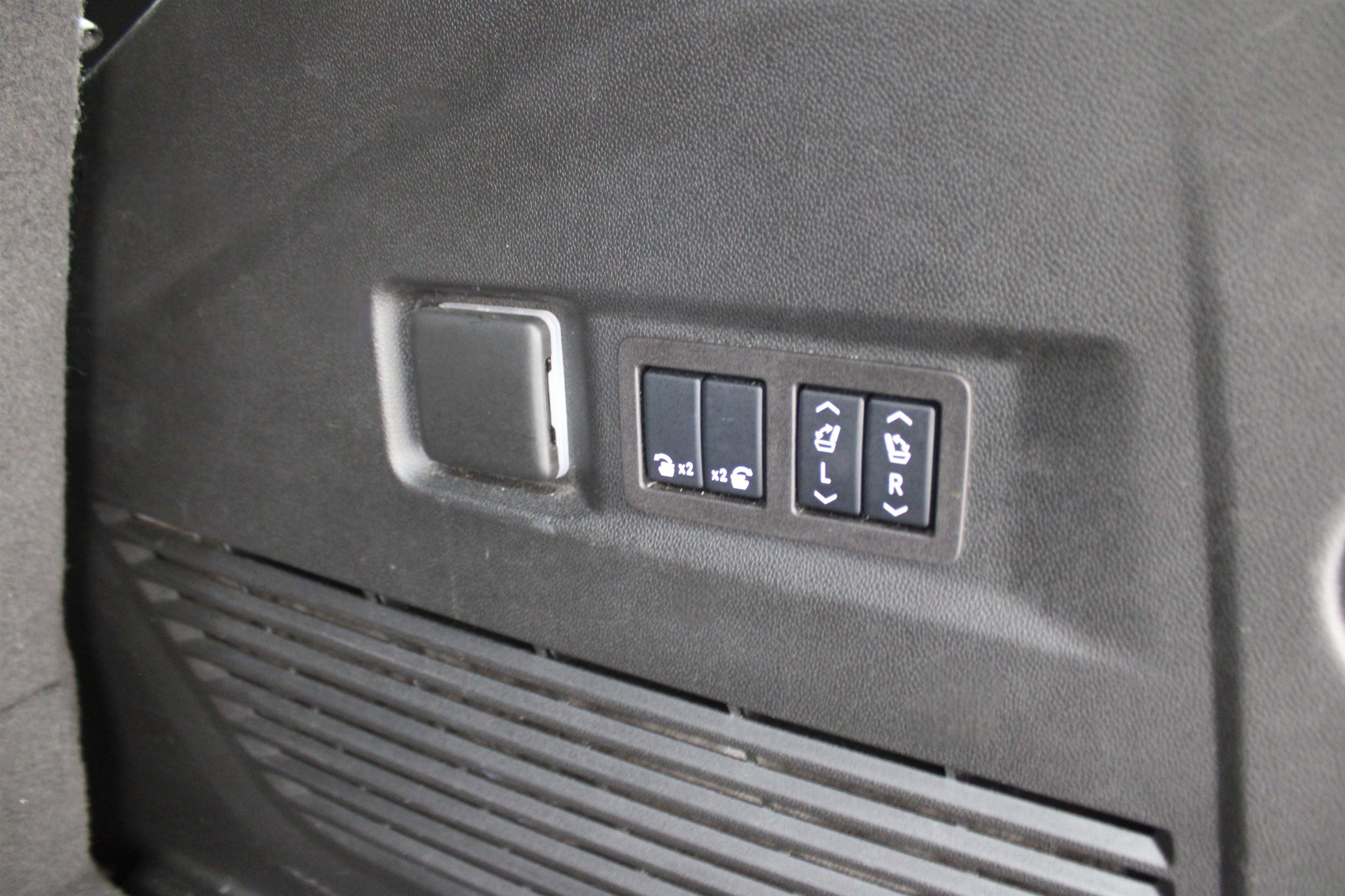 Used 2024 GMC Yukon Denali image 31