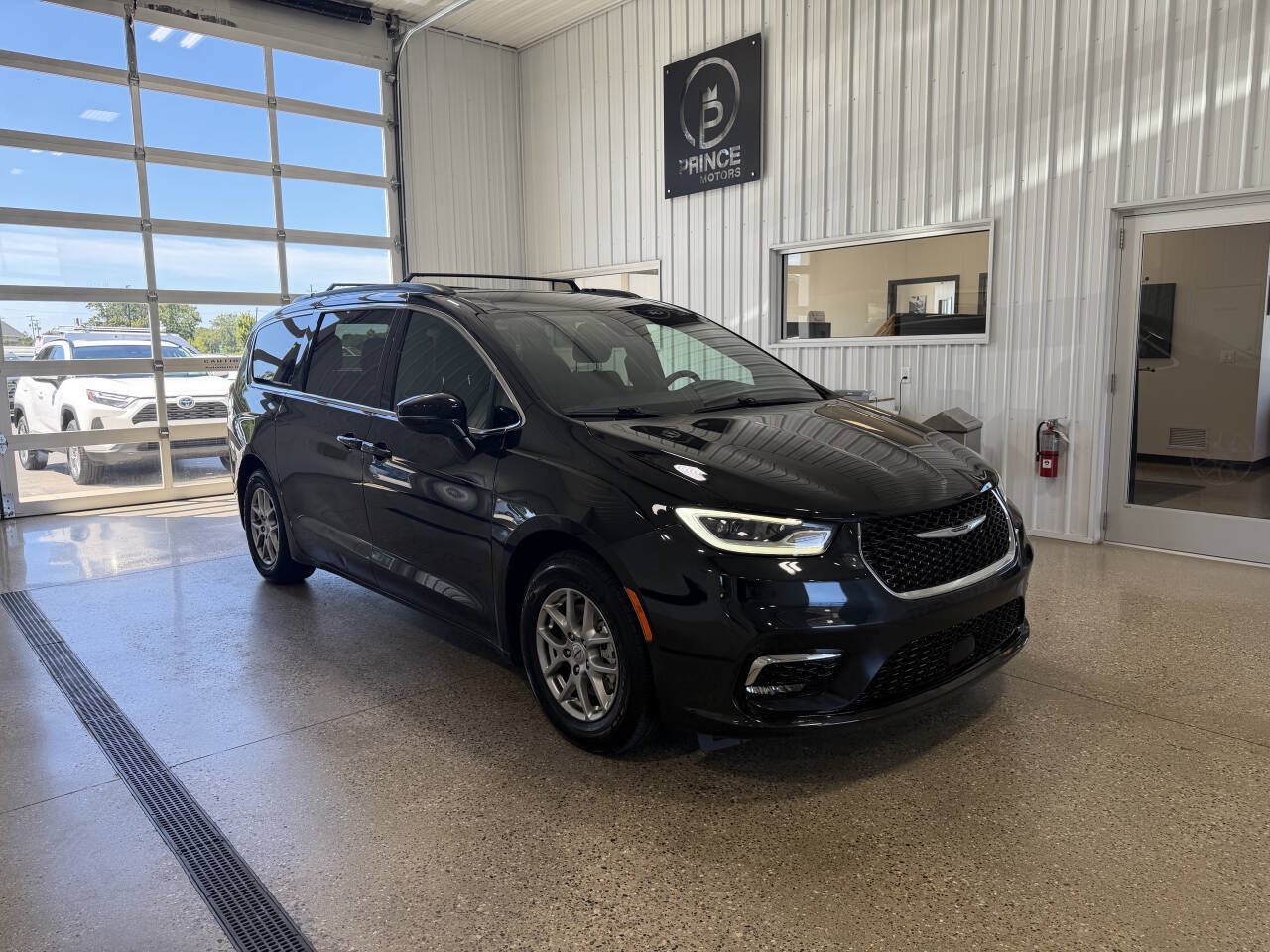 Used 2022 Chrysler Pacifica Touring FWD image 7