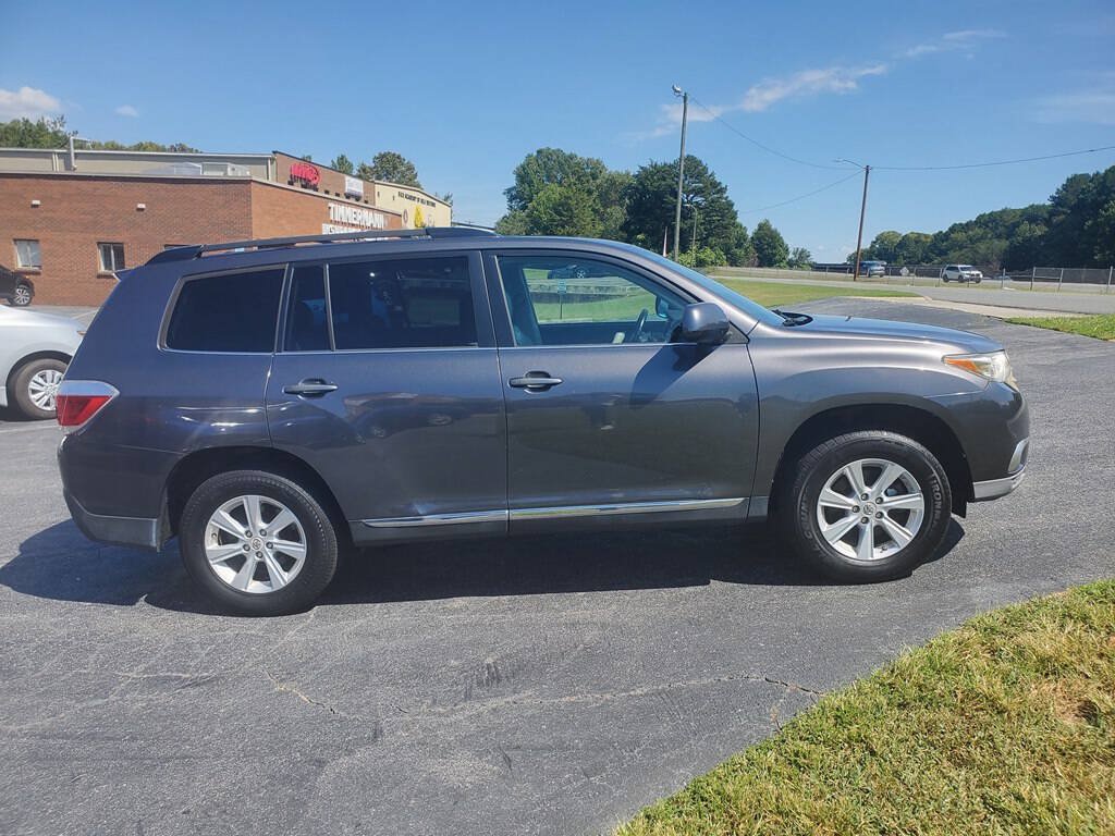 Used 2011 Toyota Highlander SE w/ Tow Pkg AWD/4WD image 4