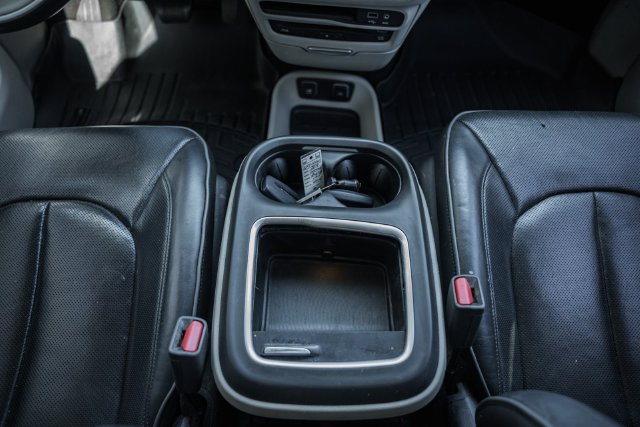 Used 2019 Chrysler Pacifica Limited FWD image 37