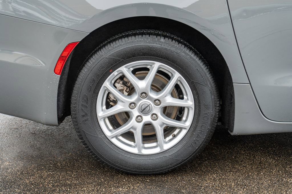 Used 2023 Chrysler Pacifica Touring-L image 9