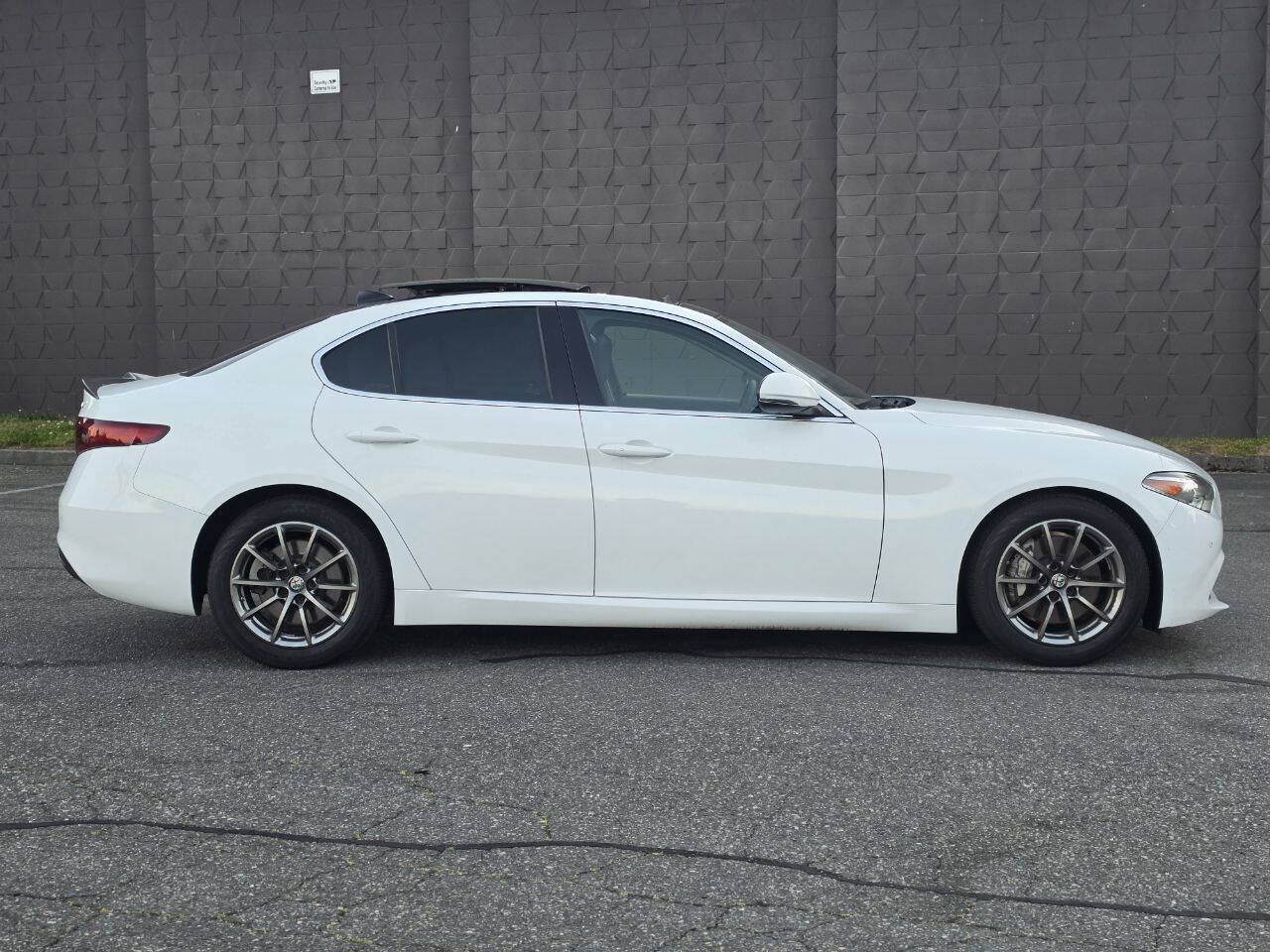 Used 2018 Alfa Romeo Giulia RWD image 8