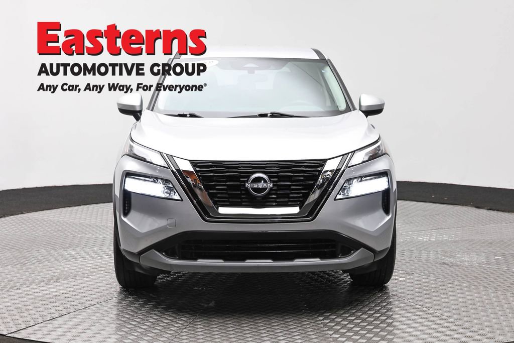 Used 2023 Nissan Rogue SV FWD image 2