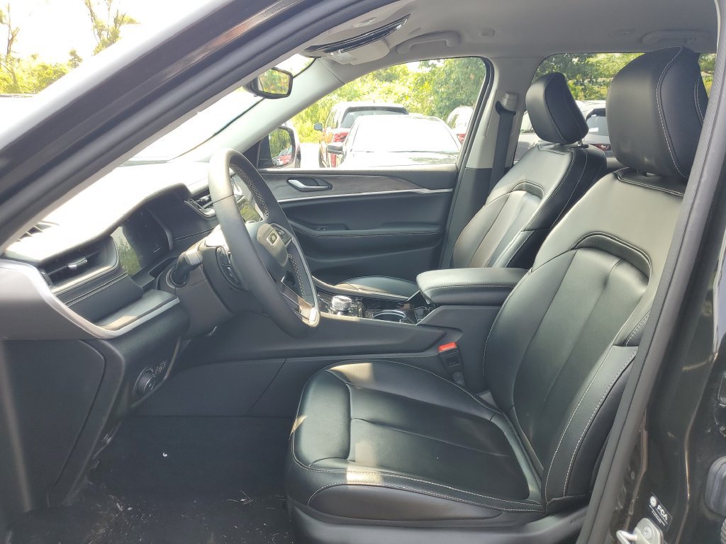 Used 2023 Jeep Grand Cherokee Limited AWD/4WD image 11