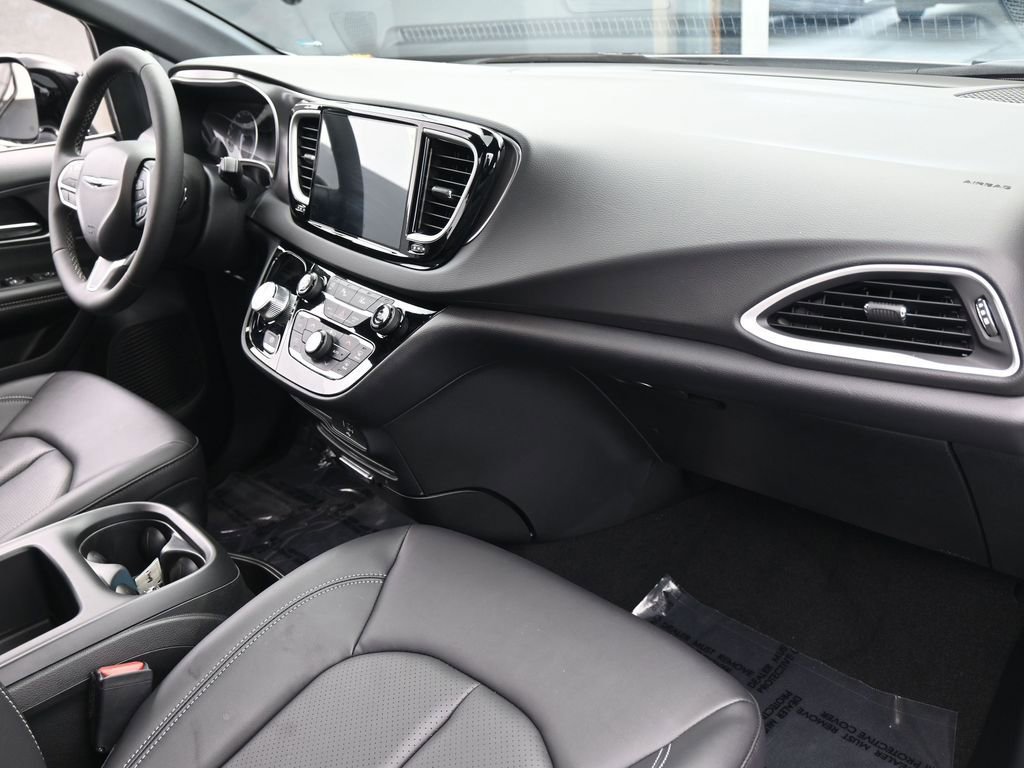 Used 2026 Chrysler Voyager LX image 43