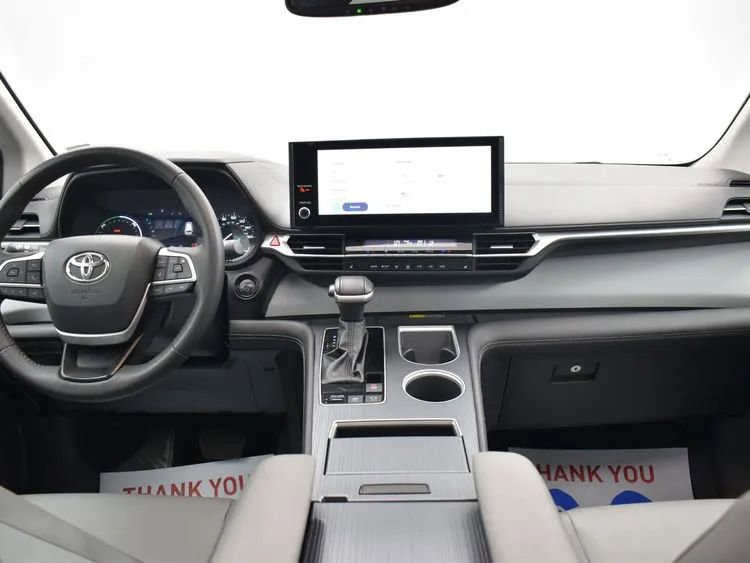 Used 2025 Toyota Sienna XLE image 19
