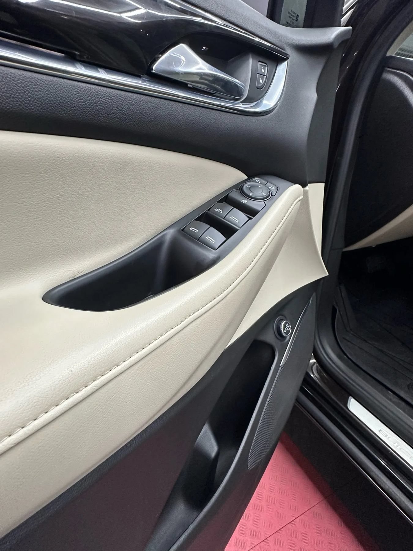 Used 2018 Buick Enclave Essence FWD image 10
