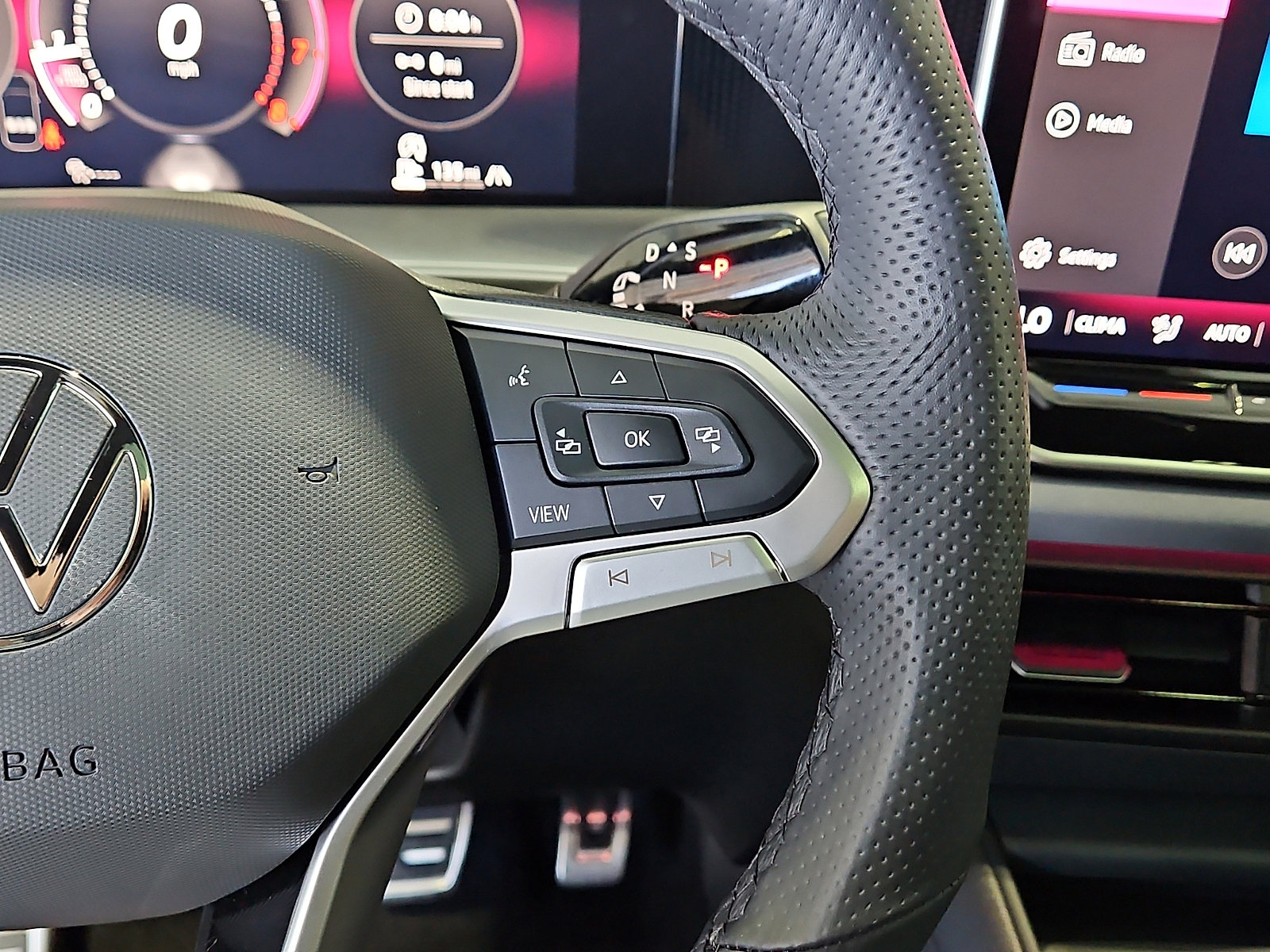 Certified 2025 Volkswagen Tiguan SE R-Line image 18