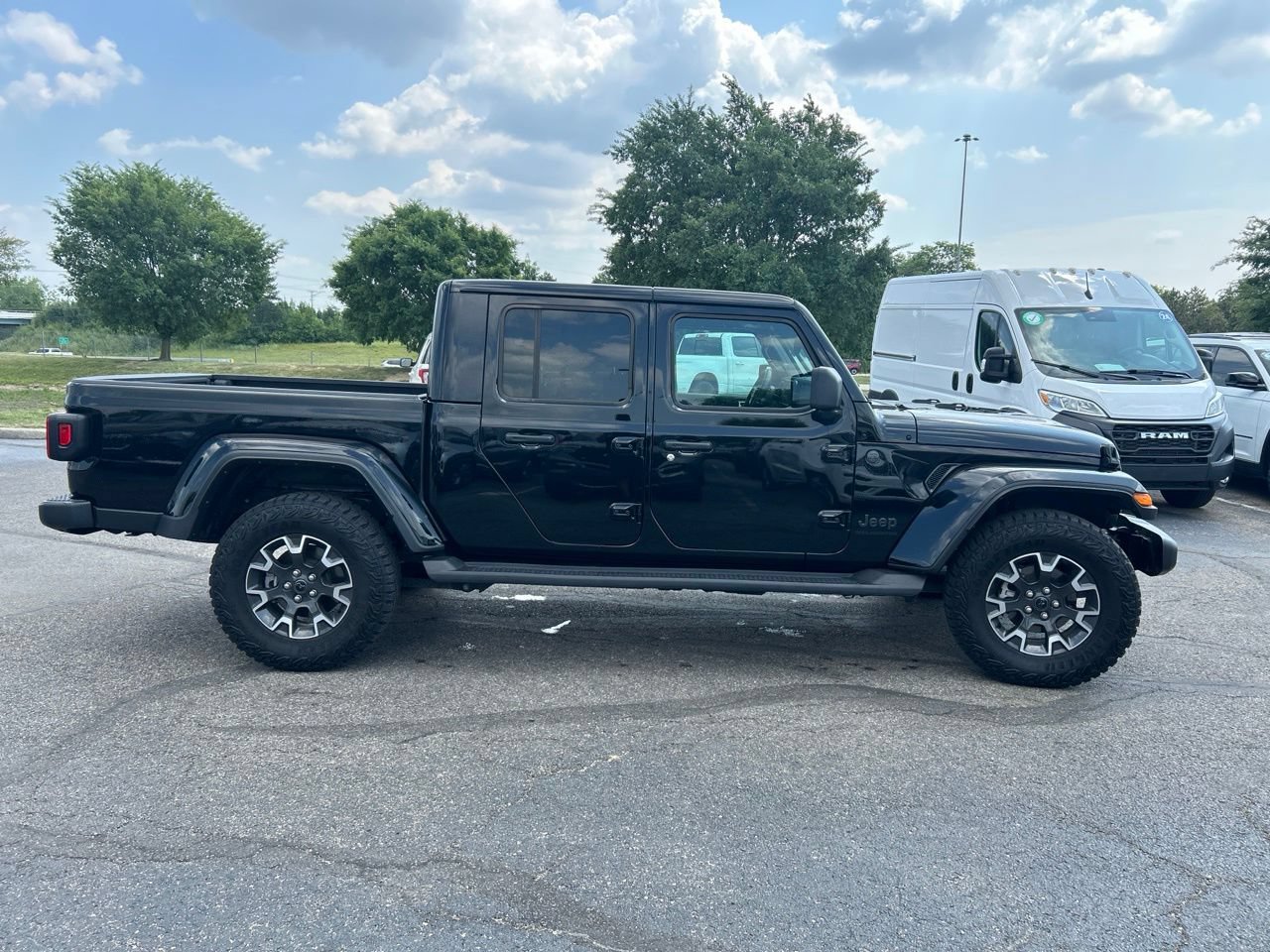 Used 2025 Jeep Gladiator Sport w/ Premium Package AWD/4WD image 2