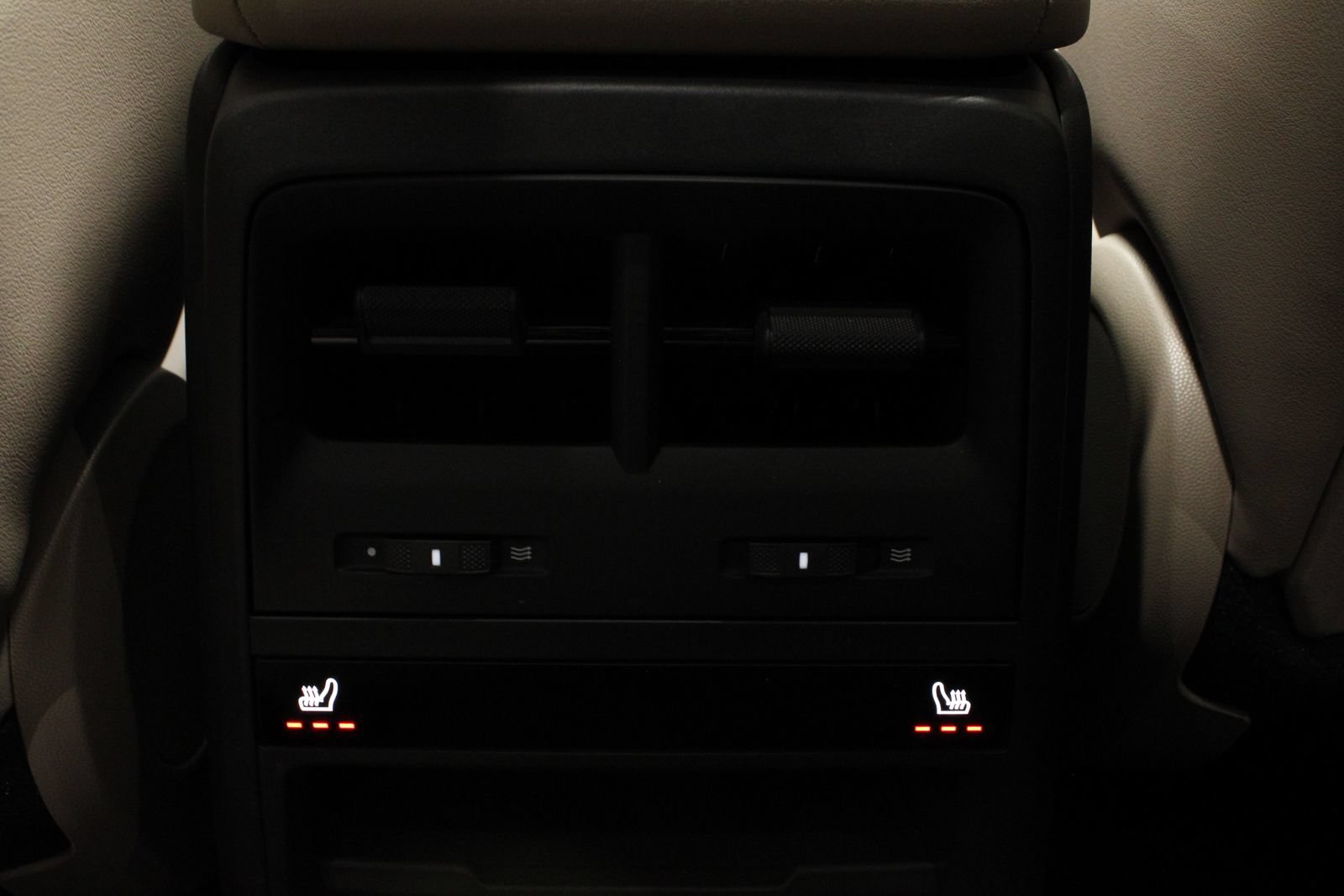 Certified 2025 Porsche Macan Electric RWD image 34
