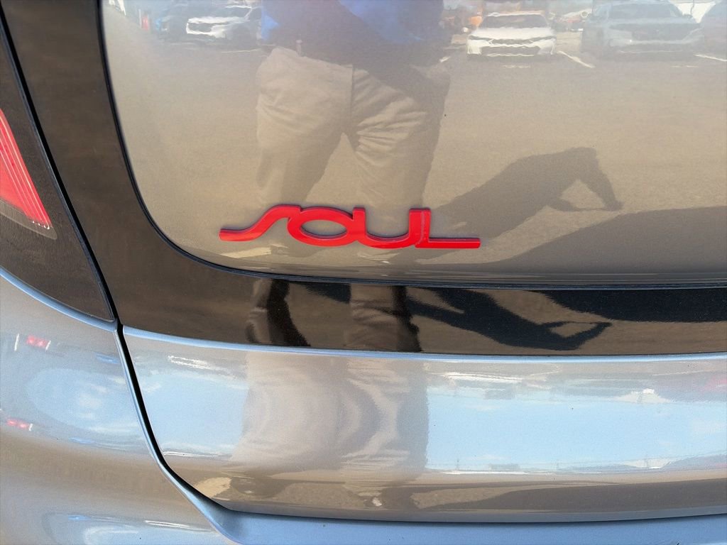 Used 2019 Kia Soul ! FWD image 5