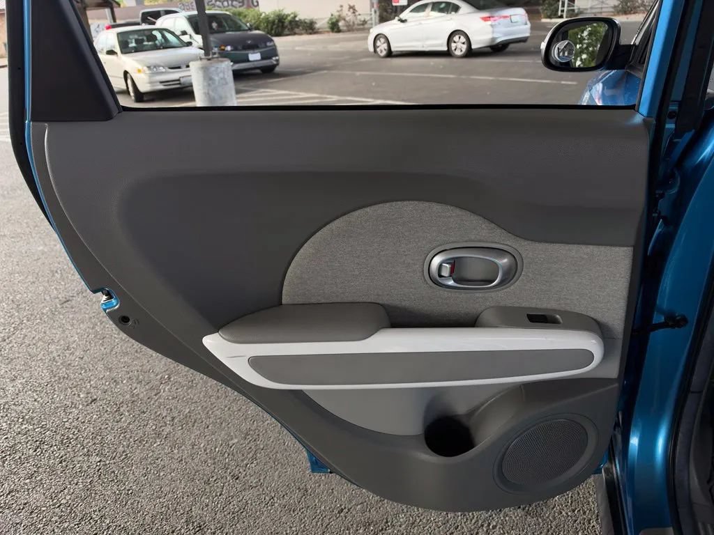 Used 2016 Kia Soul EV FWD image 45