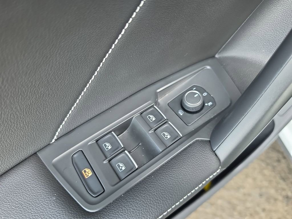 Used 2024 Volkswagen Tiguan SE AWD/4WD image 26