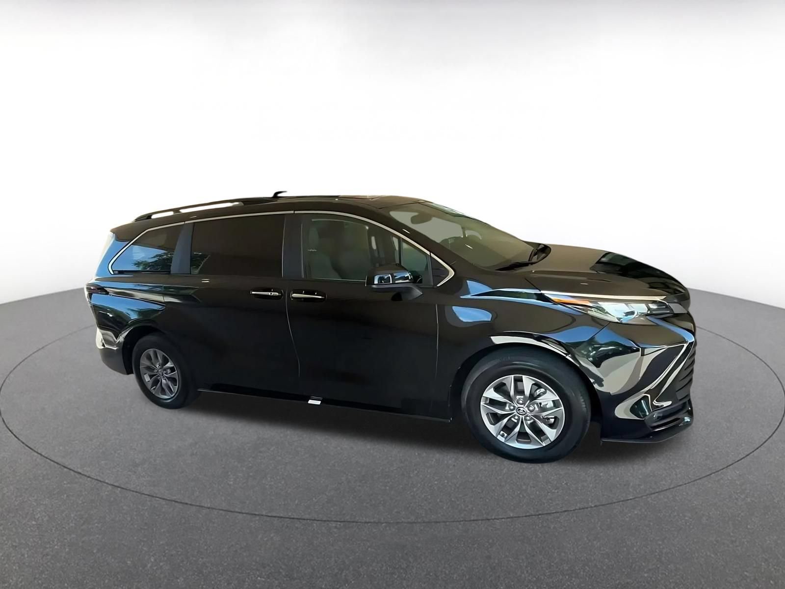 Used 2025 Toyota Sienna XLE FWD image 2