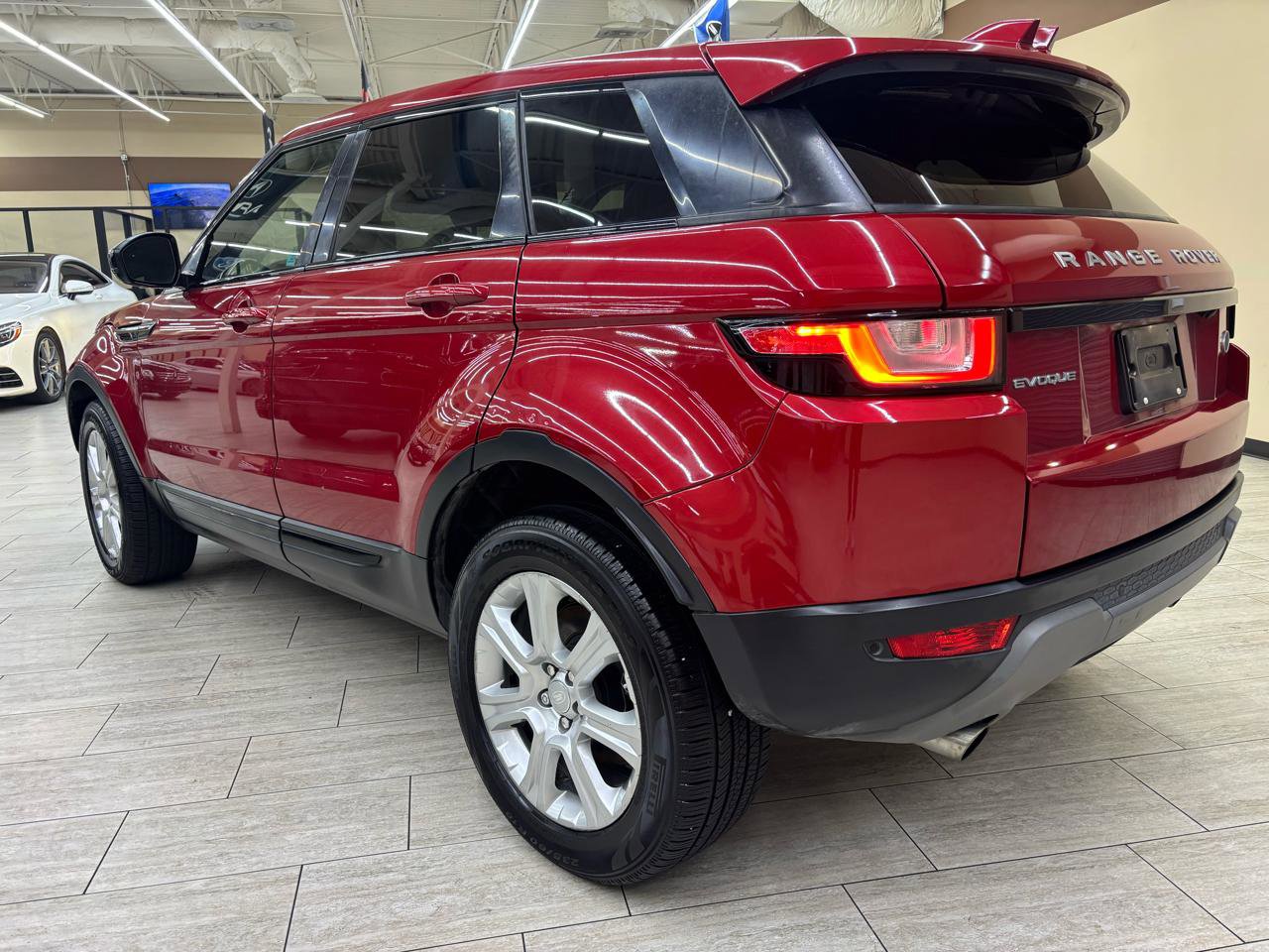 Used 2018 Land Rover Range Rover Evoque SE AWD/4WD image 6