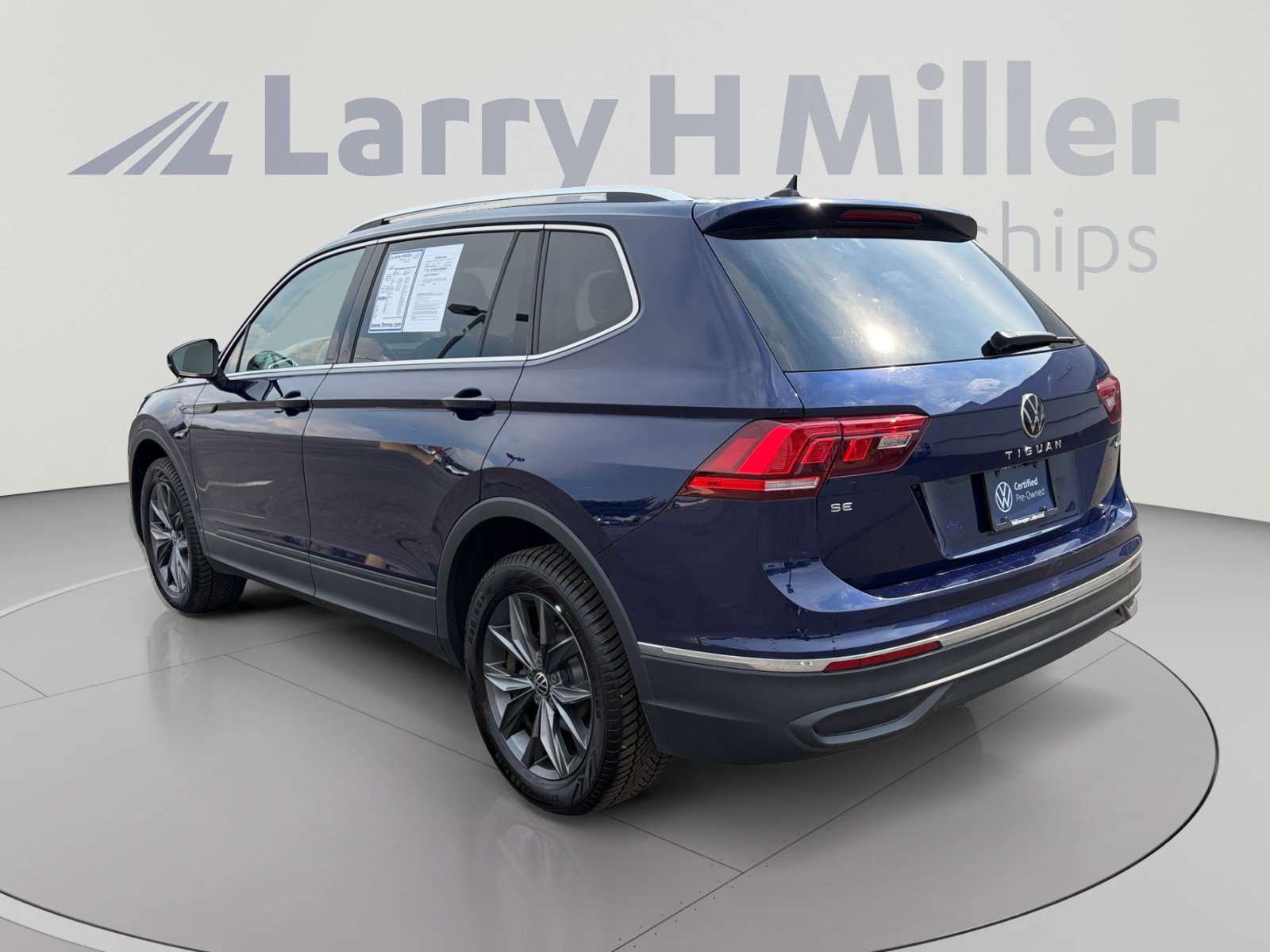 Used 2024 Volkswagen Tiguan SE AWD/4WD image 3