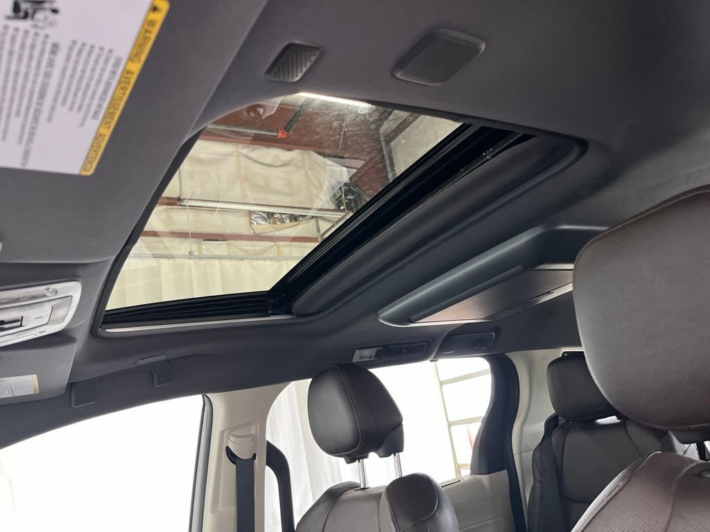 Used 2023 Toyota Sienna Platinum AWD/4WD image 3