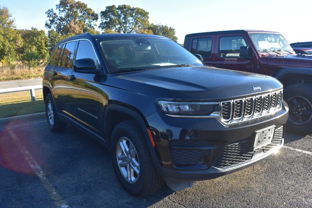 Used 2024 Jeep Grand Cherokee Laredo AWD/4WD image 3