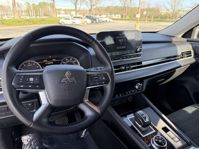Used 2023 Mitsubishi Outlander SE image 13