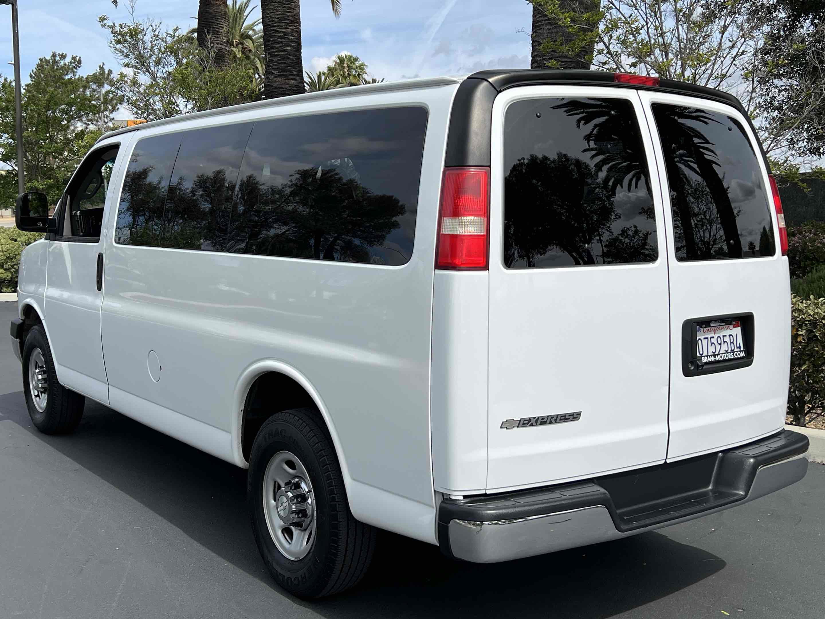 Used 2018 Chevrolet Express 3500 LT w/ LT Preferred Equipment Group RWD image 2