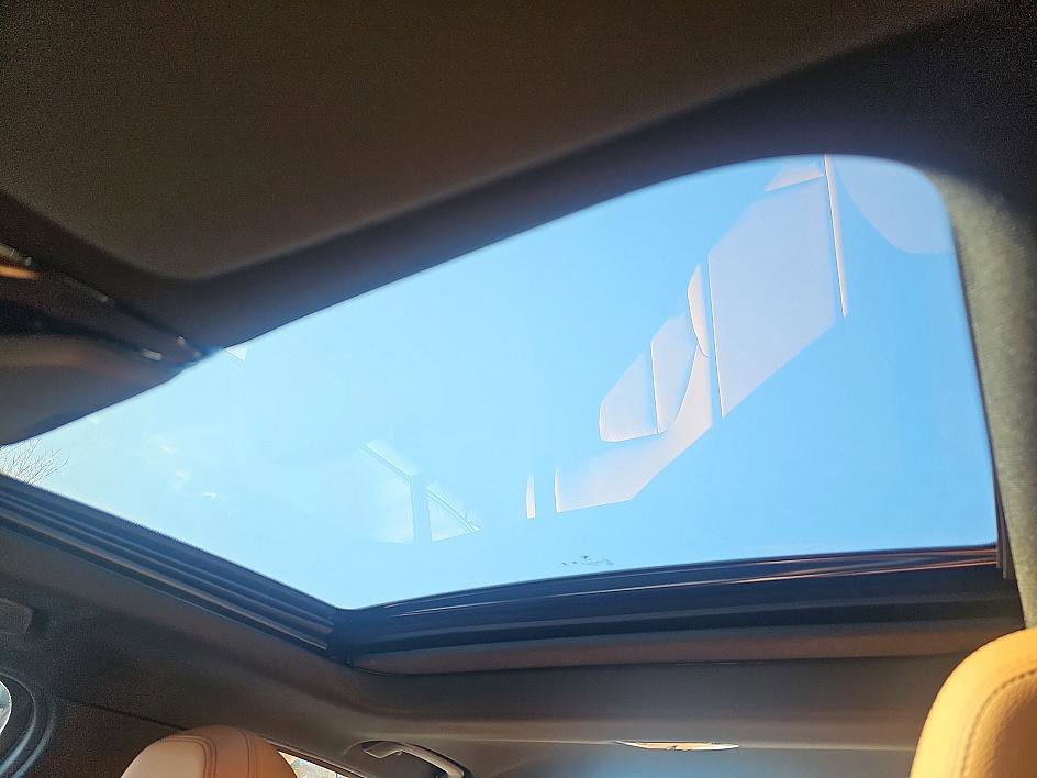 Used 2025 BMW 330i Sedan w/ M Sport Package image 32