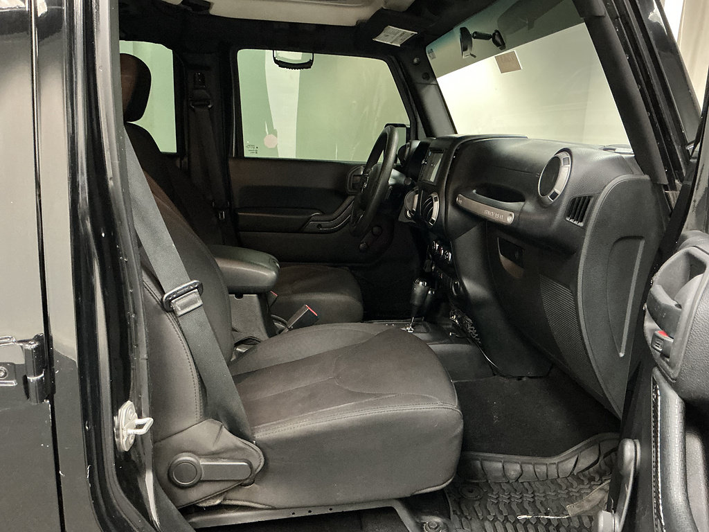 Used 2015 Jeep Wrangler Unlimited Sport w/ Max Tow Package AWD/4WD image 28