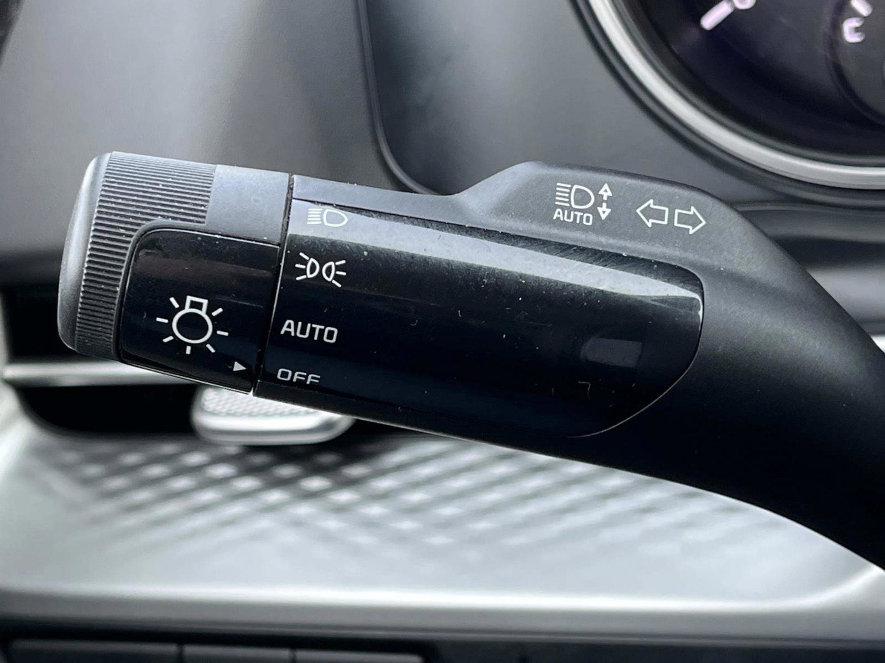 Used 2024 Kia Carnival LX image 41