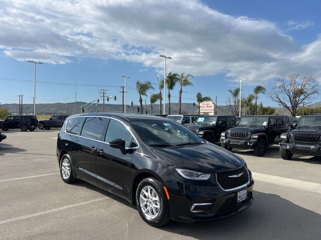 Used 2024 Chrysler Pacifica Touring image 3