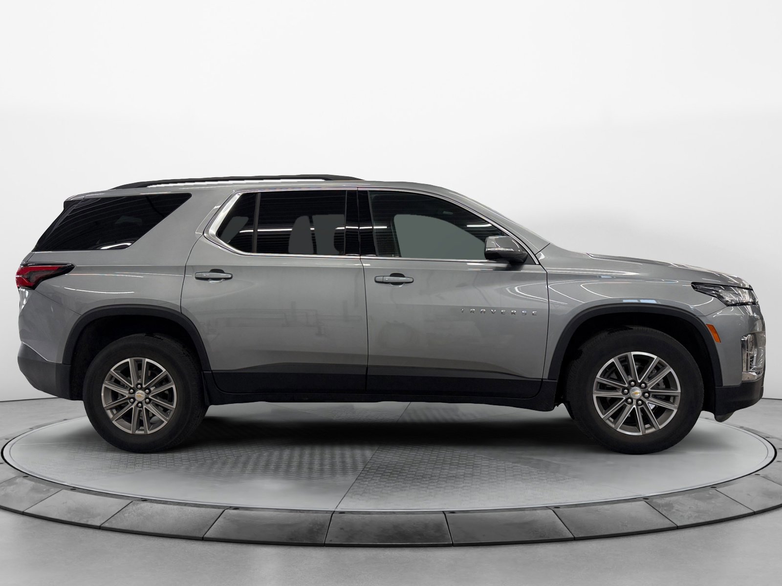 Used 2023 Chevrolet Traverse LT image 2