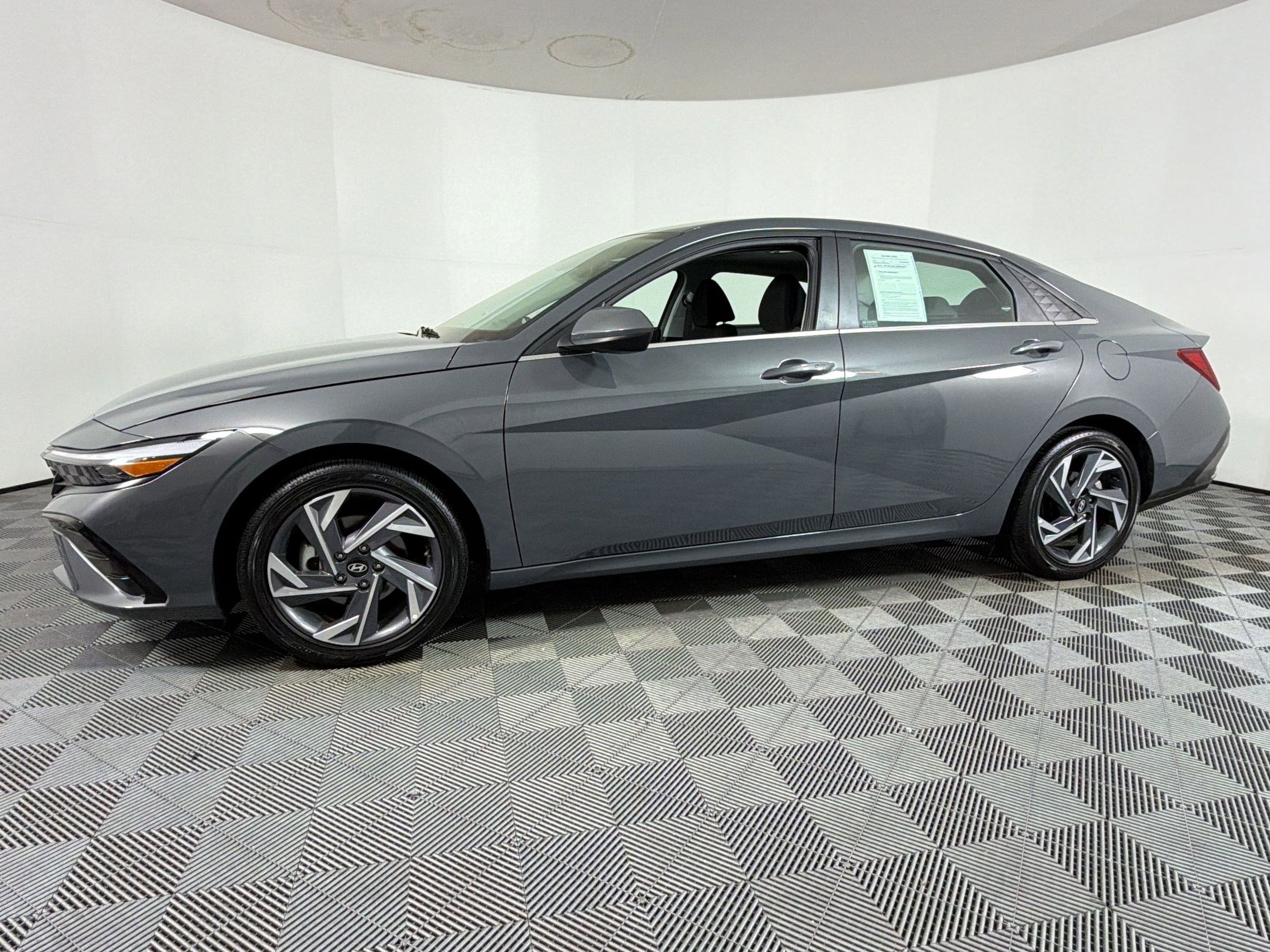 Used 2025 Hyundai Elantra SEL image 2