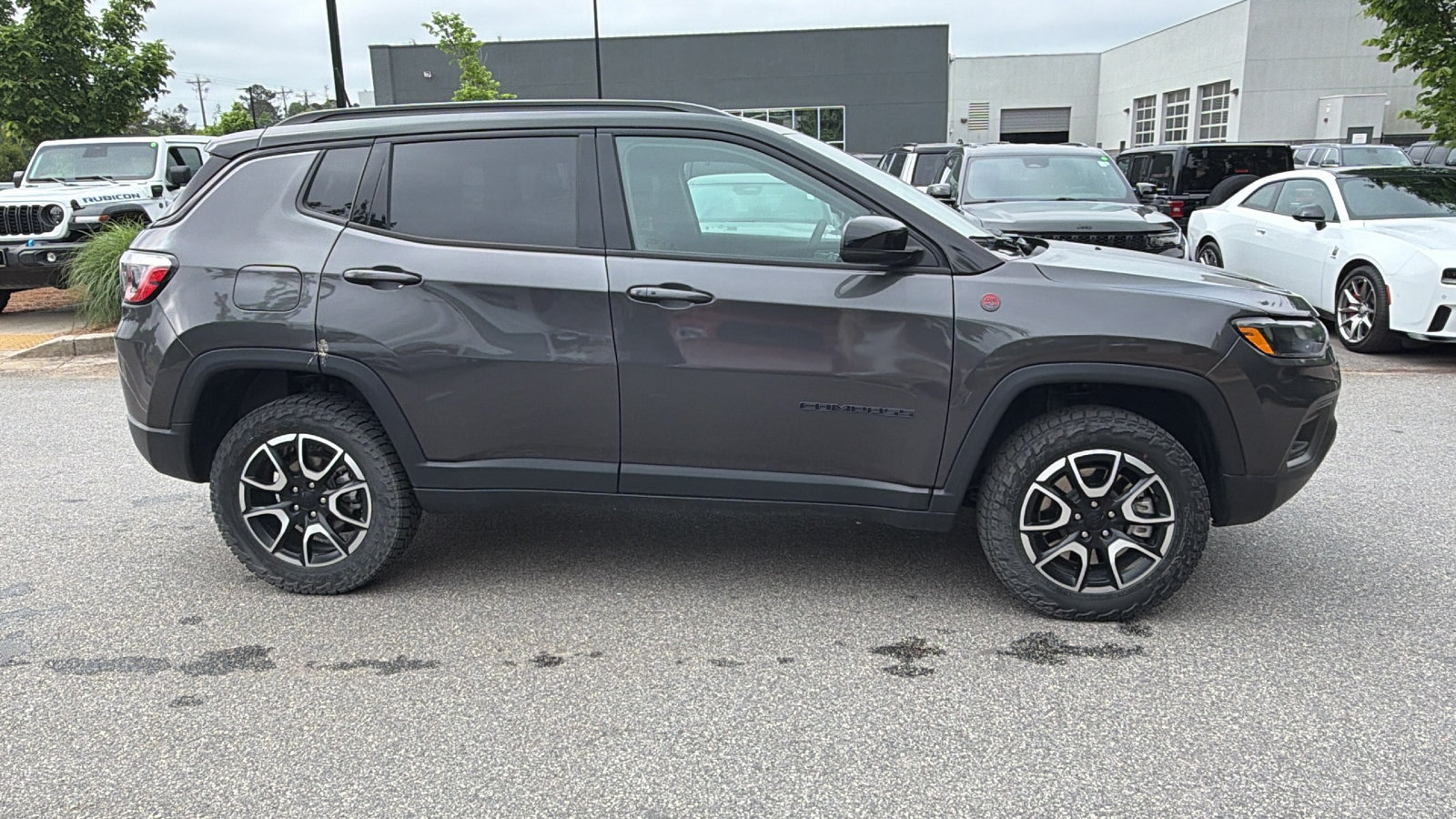 Used 2024 Jeep Compass Trailhawk AWD/4WD image 7
