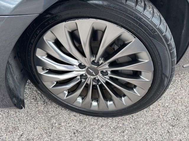 Used 2018 Genesis G90 3.3T Premium RWD image 5