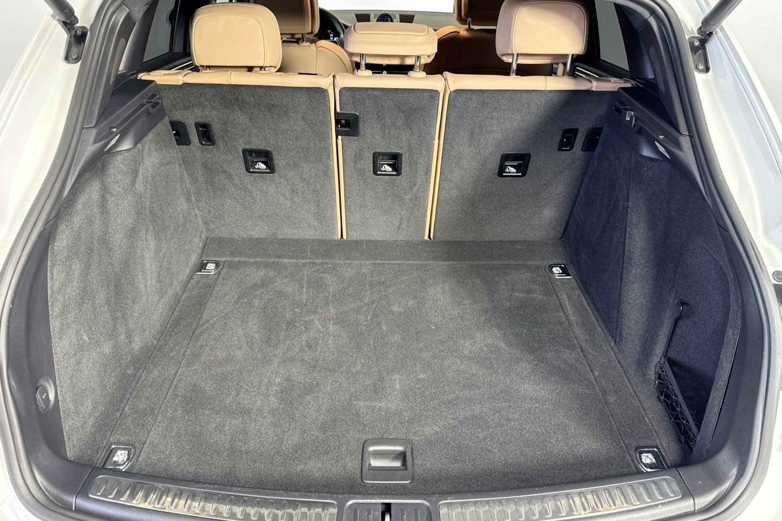 Used 2024 Porsche Macan w/ Premium Plus Package image 25