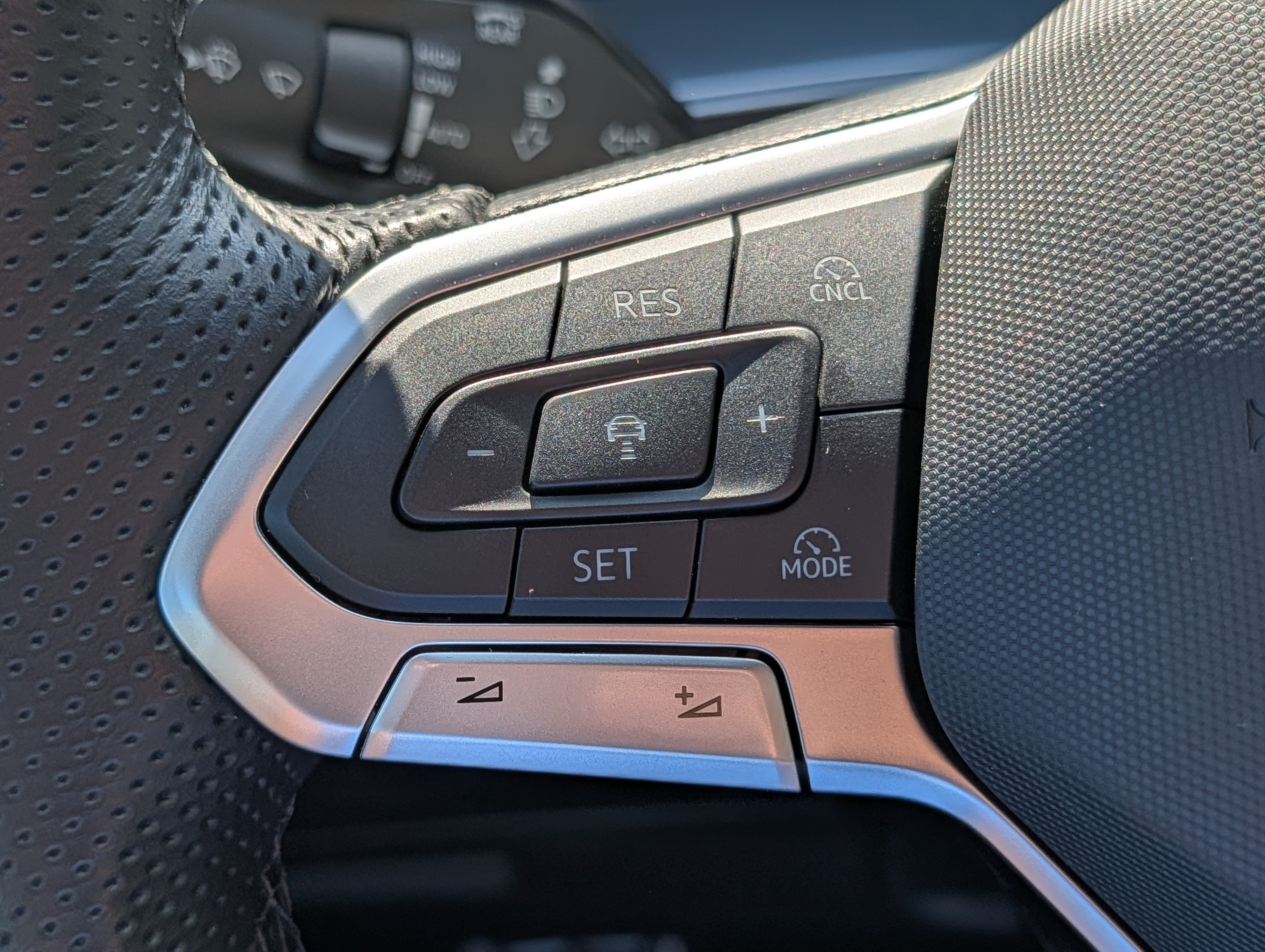 Certified 2026 Volkswagen Tiguan SE R-Line AWD/4WD image 30