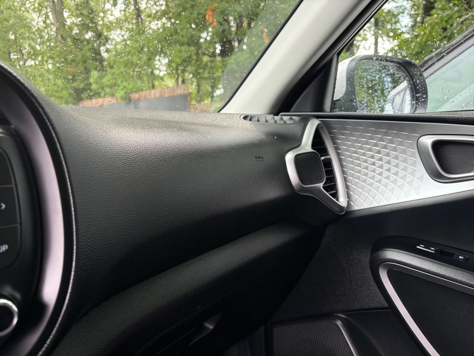 Used 2025 Kia Soul LX w/ LX Technology Package FWD image 33