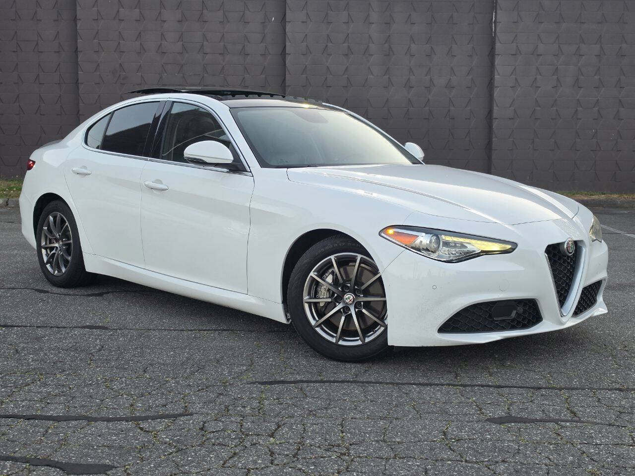 Used 2018 Alfa Romeo Giulia RWD image 3