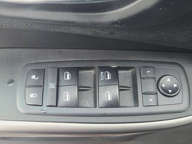 Used 2019 Jeep Cherokee Latitude w/ Cold Weather Group AWD/4WD image 23