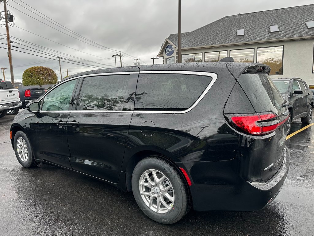 New 2026 Chrysler Pacifica Select image 10