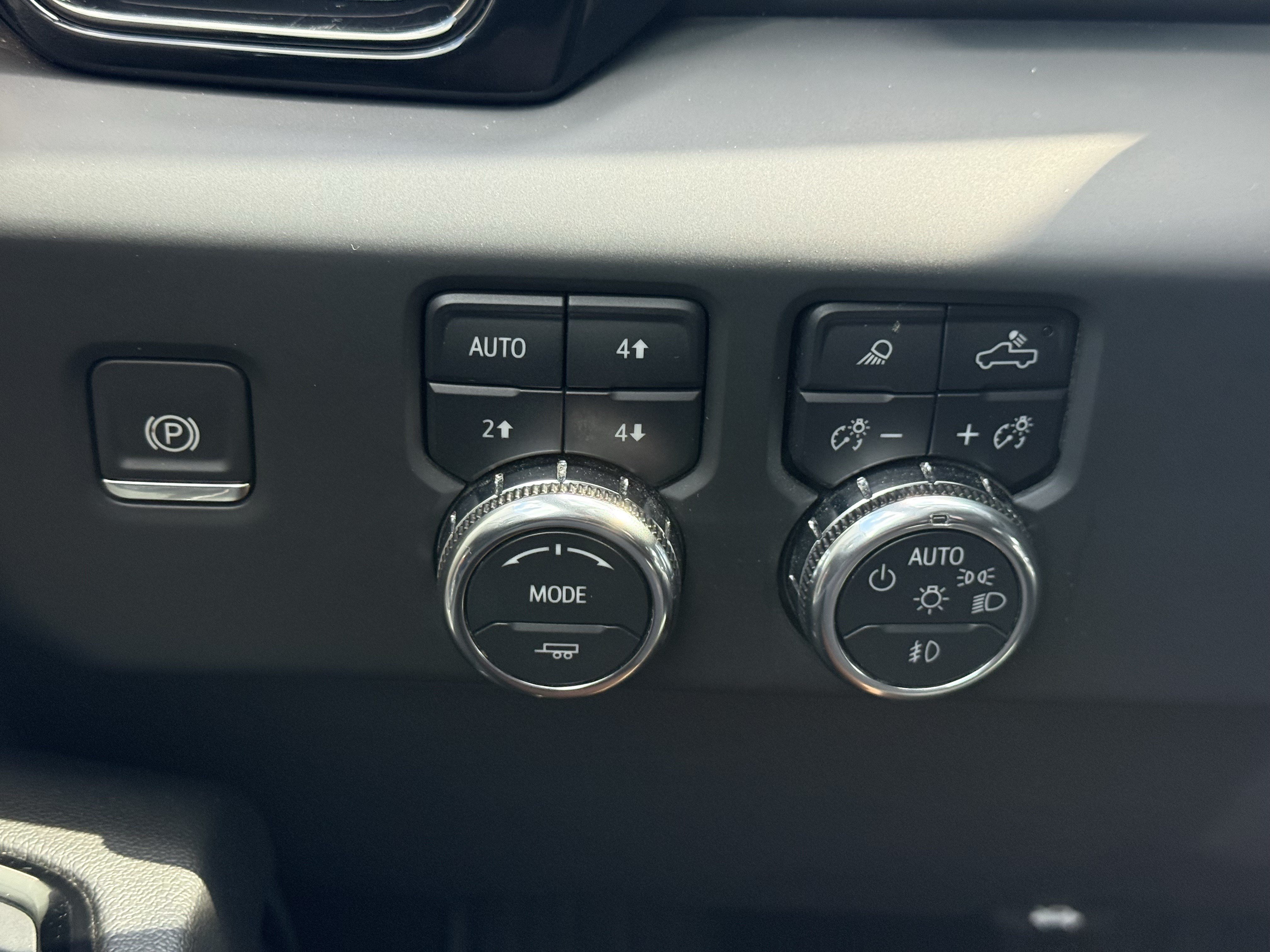 Used 2024 GMC Sierra 1500 AT4 w/ Technology Package AWD/4WD image 27