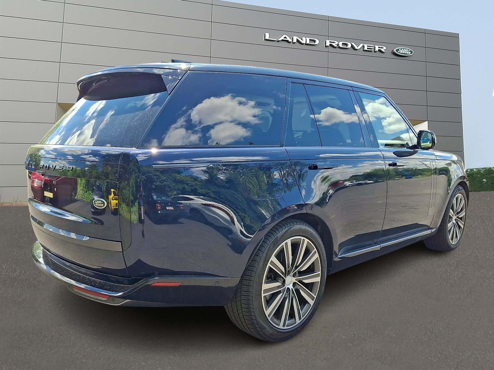 Used 2023 Land Rover Range Rover SE AWD/4WD image 2