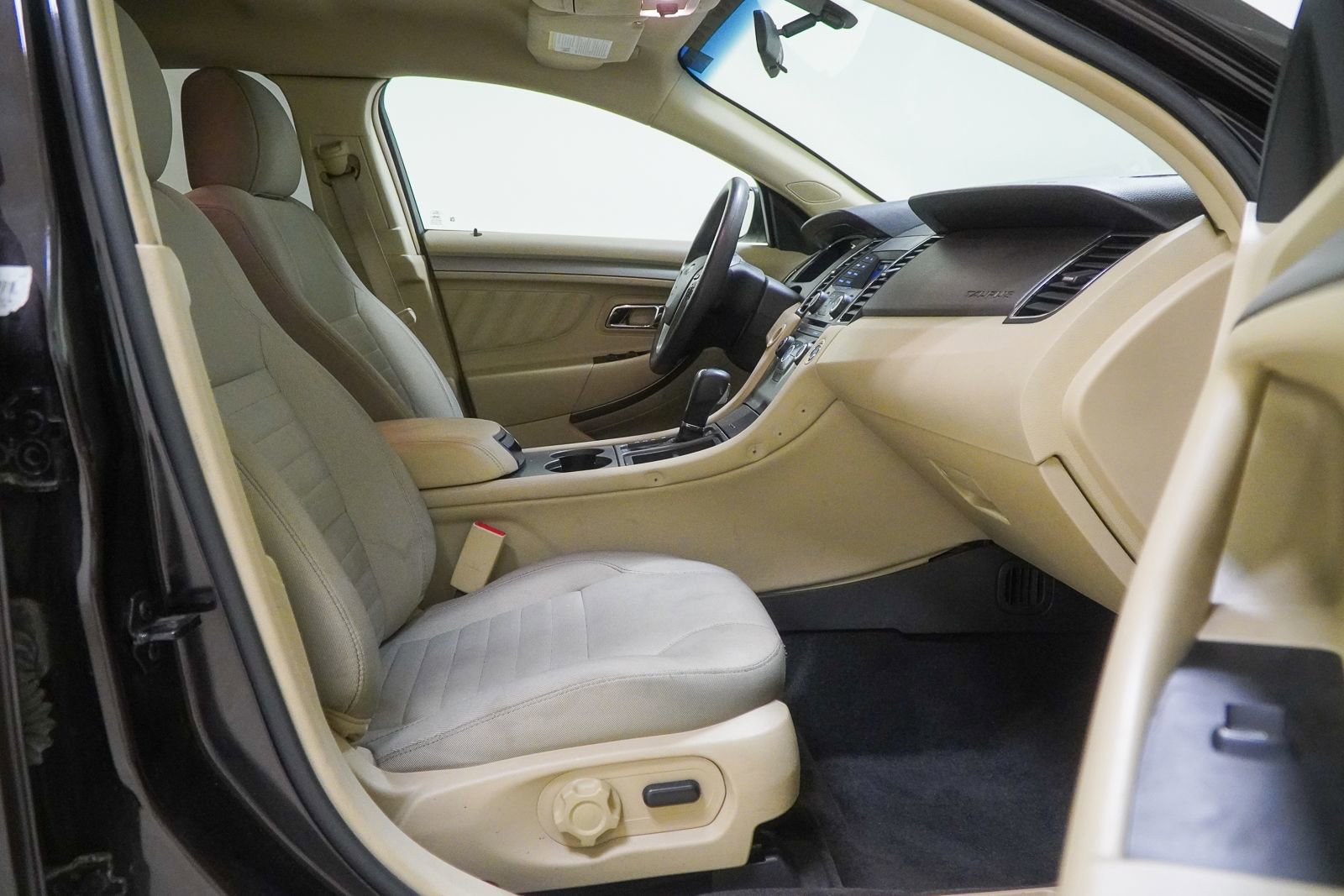 Used 2014 Ford Taurus SE FWD image 29