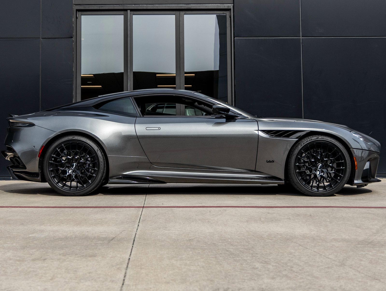 Used 2023 Aston Martin DBS Coupe image 10