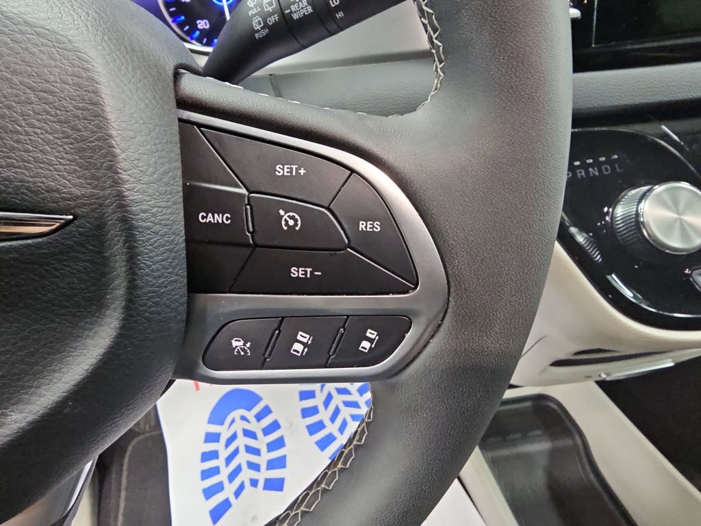 Used 2024 Chrysler Pacifica Touring-L image 18